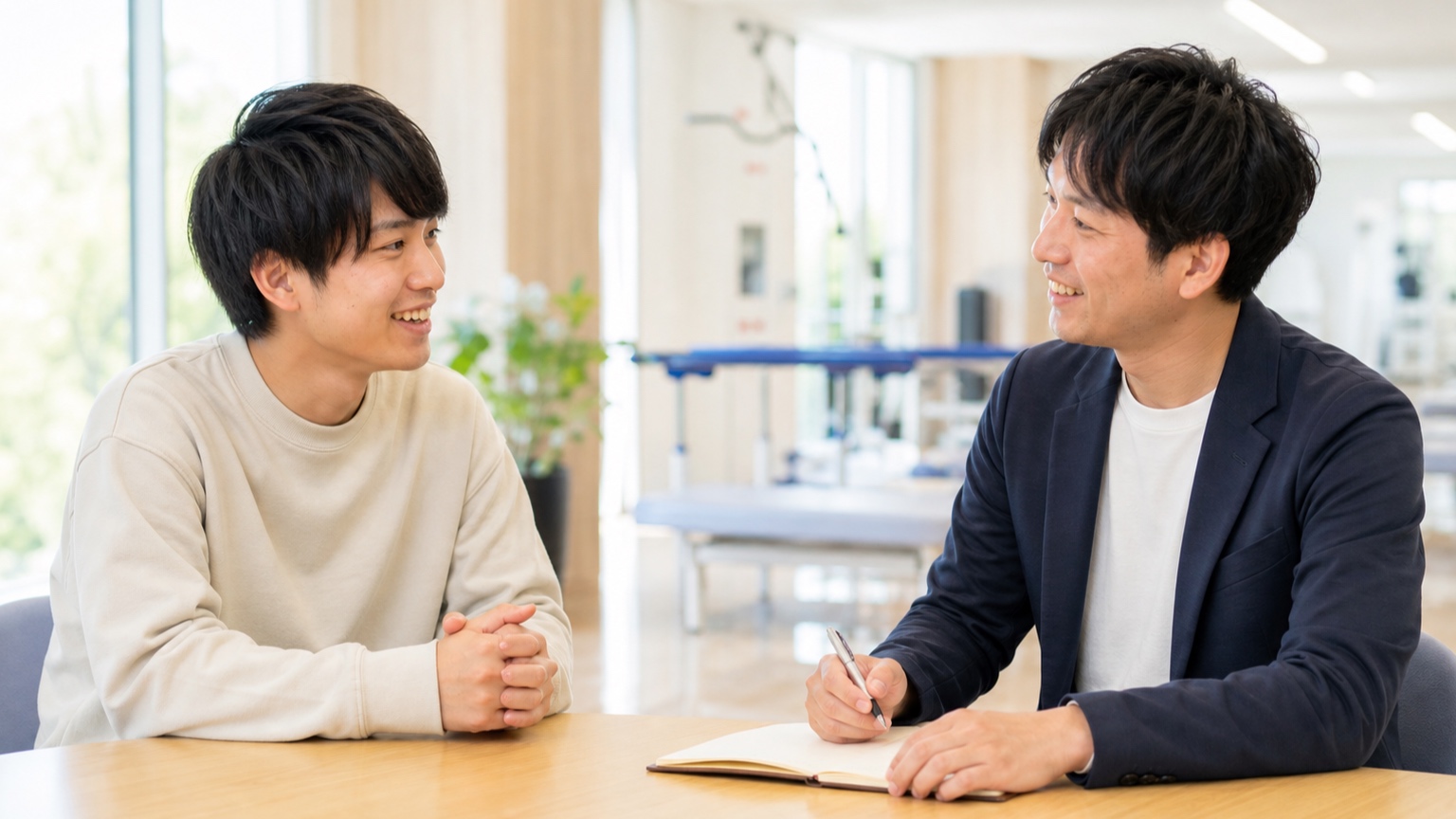 学生と教員が和やかに相談している様子